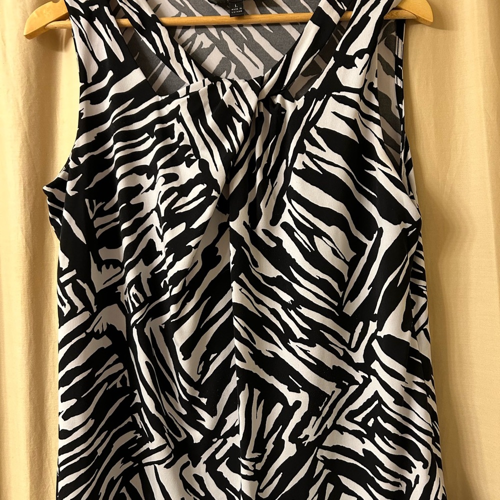 Beautifully detailed black and white blouse.